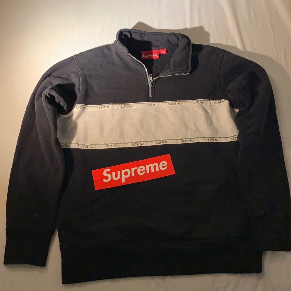 SUPREME LOGO BLACK AND WHITE ZIP UP PULL OVER